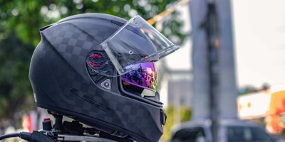 Caschi smart e protezioni innovative: come l'equipaggiamento tecnologico può influire sulla tua polizza moto